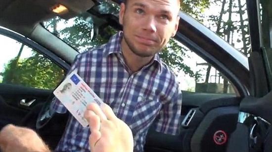 Chàng trai không tay vượt qua bài thi lái xe ngay lần đầu tiên